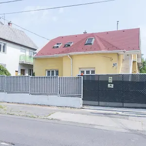 Hi-bp Garden City Batsanyi 3 Rooms, Upstairs Near The City Train With Free Parking Apartment